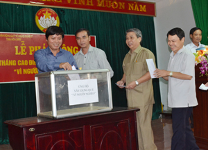 Đồng chí Trần Đăng Ninh, Phó Bí thư TT Tỉnh ủy cùng các đồng chí lãnh đạo tỉnh ủng hộ quỹ “Vì người nghèo” tại lễ phát động. 

 

